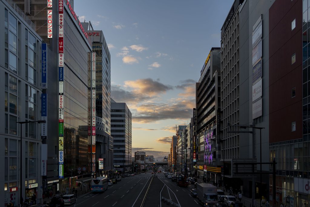 夕暮れの空が見える都市の大通り