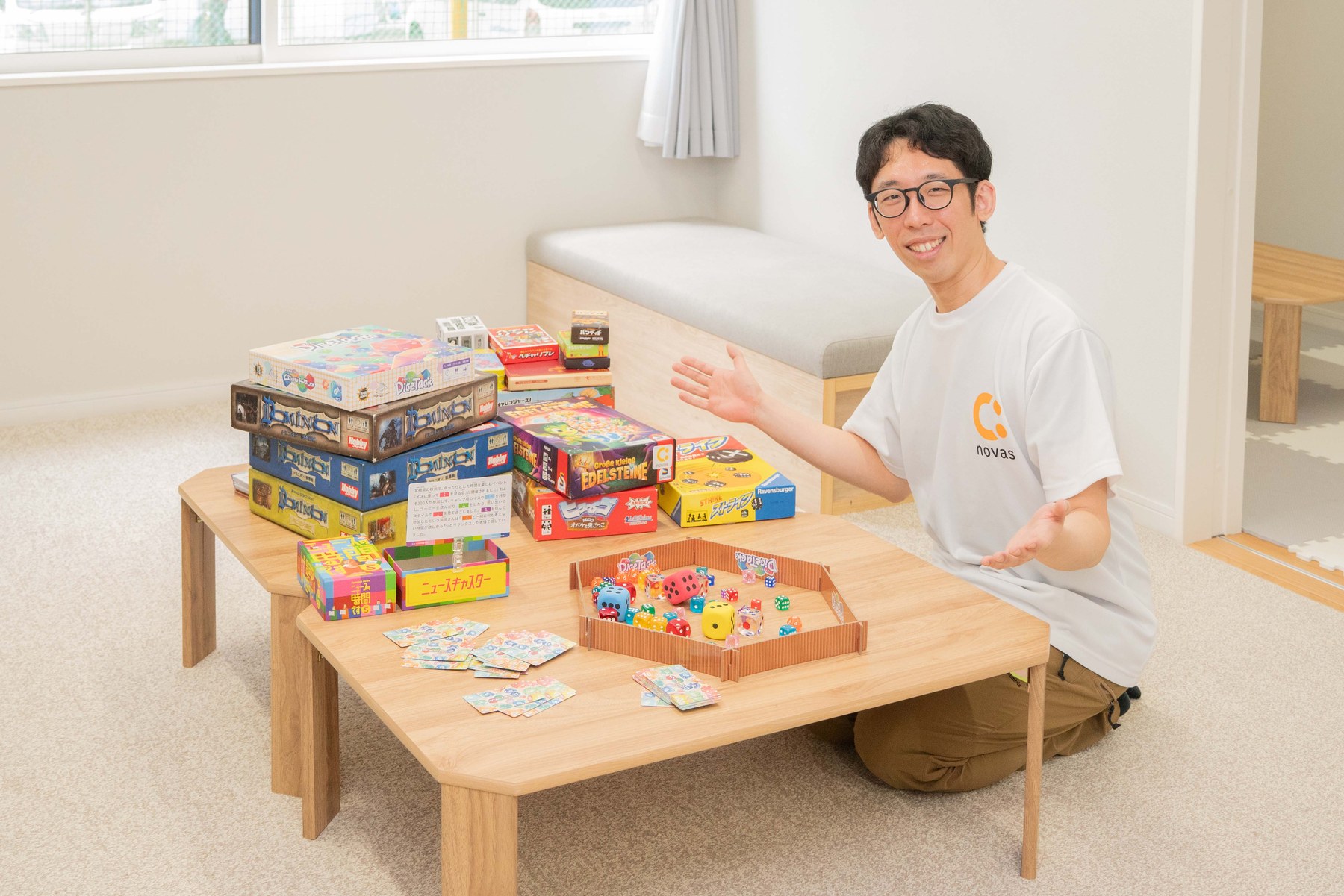 novasでスタッフが活動教材を紹介する人物写真